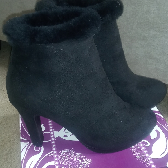 Black boots, size 8, suede material, fur around ankle made by Forever - Picture 6 of 10